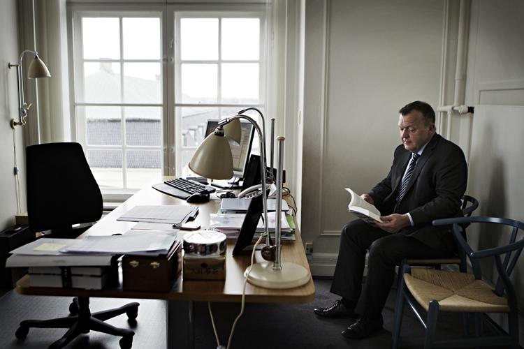 Slinger. Tilbage i 2011 forklarede den tidligere statsminister, at han havde haft møde med daværende skatteminister Troels Lund Poulsen om sagen. Denne forklaring er nu blevet trukket tilbage. 
