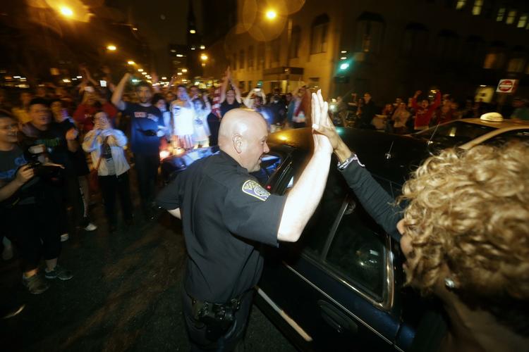 Eufori.Politiet bliver hyldet efter anholdelsen af den mistænkte bombemand. 