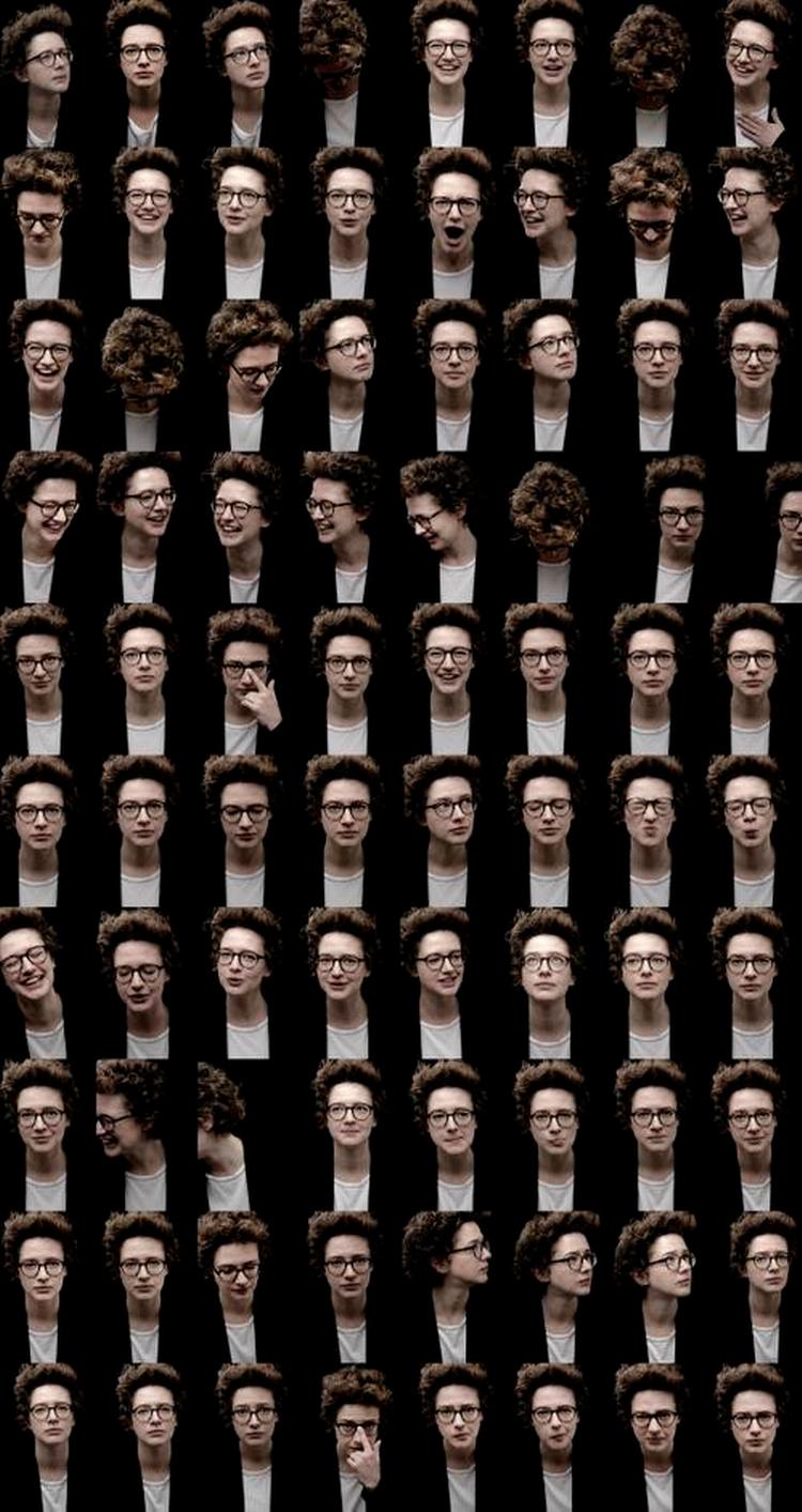 Skæv. Marie Key er en sangerinde, der virker til at have flere sprækker end facader. 