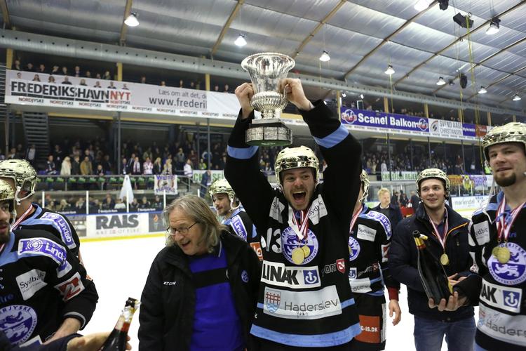 Triumf. Sønderjyske blev i går fejret som danske ishockeymestre efter at have vundet 4.3 over Frederikshavn. 