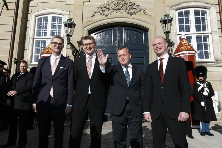 Tavshed. Alt for mange i det blå Danmark synes at dele håbet om, at det hele går væk og kan fejes ind under gulvtæppet, skriver Bo Lidegaard 
