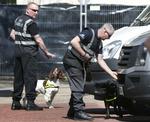 SIKKERHED. Betjente med bombehunde i London op til dagens store maratonløb. Sikkerheden øges væsentligt under begivenheden på grund af terrorangrebet mod maratonløbet i Boston i USA. 