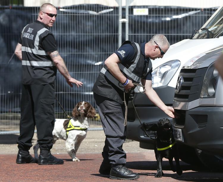 SIKKERHED. Betjente med bombehunde i London op til dagens store maratonløb. Sikkerheden øges væsentligt under begivenheden på grund af terrorangrebet mod maratonløbet i Boston i USA. 
