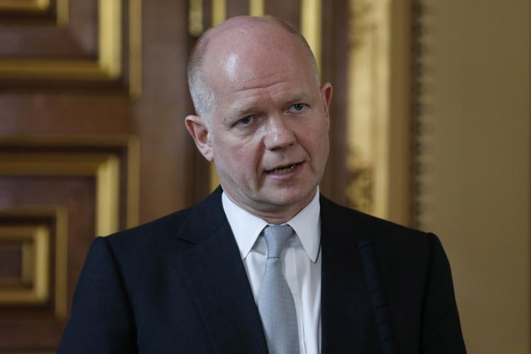 Våben. De næste seks uger skal det diskuteres, om våbenembargo mod Syrien skal ophæves, siger den britiske udenrigsminister William Hague. 