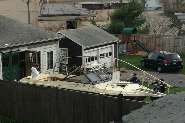 SKJULESTED. Kriminalteknikere undersøger den båd, en 19-årig amerikansk-tjetjensk mand forsøgte at gemme sig i, da politiet jagtede ham for terrorangreb mod Bostons maraton. 