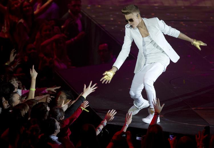 Hviiiiin. Biebers fans hvinede så højt, at de til tider overdøvede popstjernens sang, da han spillede i Parken i weekenden. 
