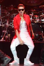 Barnestjerne. Den nærmest komisk ligegyldige fremførelse af 'Baby' blev et glimrende bevis på, at Bieber som barnestjerne hænger med røven i vandskorpen. Af den simple grund at han simpelthen ikke er noget barn længere. 