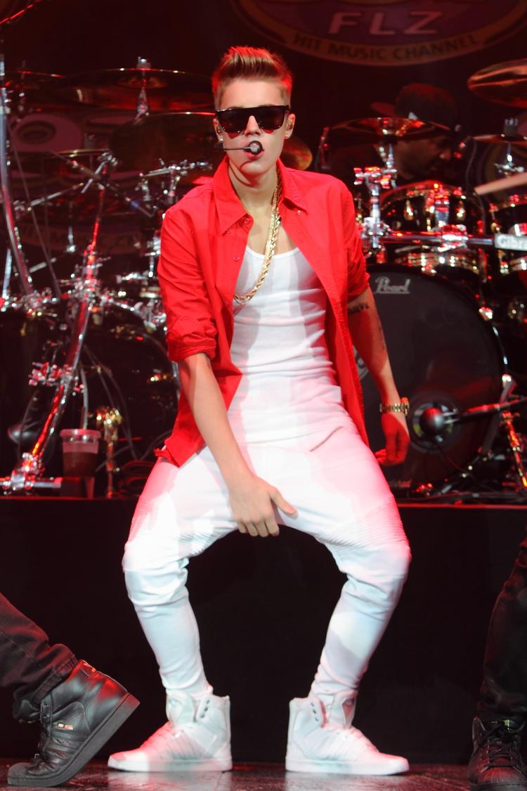 Barnestjerne. Den nærmest komisk ligegyldige fremførelse af 'Baby' blev et glimrende bevis på, at Bieber som barnestjerne hænger med røven i vandskorpen. Af den simple grund at han simpelthen ikke er noget barn længere. 