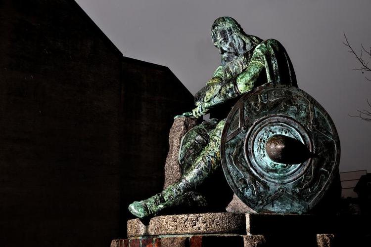 Oprejsning. I de seneste dage har bronzeversionen af Holger Danske haft flere besøgende end i mange år. Men hvor meget kan den sælges for? 