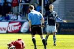 Nulløsning. Randers-anfører Chris Sørensen (t.h.) undrer sig over dommeren. 