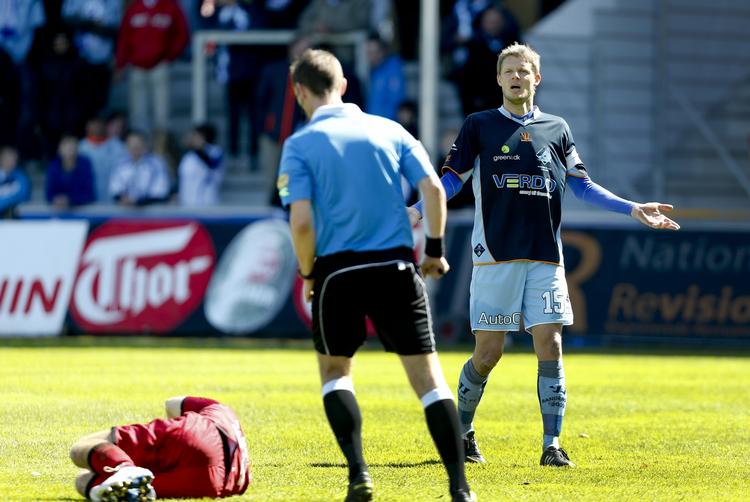 Nulløsning. Randers-anfører Chris Sørensen (t.h.) undrer sig over dommeren. 