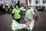 'Knock-out'. lockouten giver ikke feriestemning, men stress i det lille hjem, skriver Bjørn Bredal 