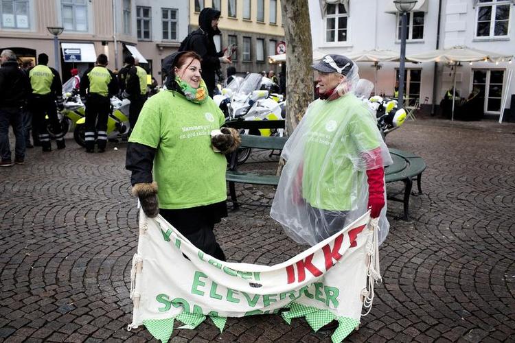 'Knock-out'. lockouten giver ikke feriestemning, men stress i det lille hjem, skriver Bjørn Bredal 