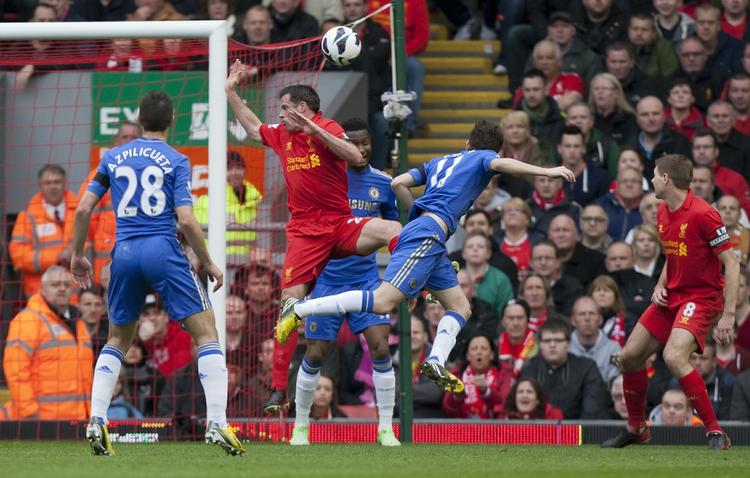 Mål. Chelseas Oscar scorer mod Liverpool. 