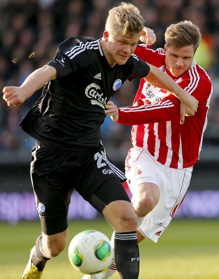 Duel. Andreas Cornelius FCK i kamp med Lasse Nielsen. 