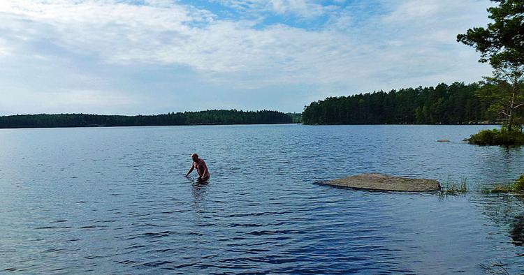 BADESØ. Der er intet brusebad i hytten eller på øen, men søvandet er overraskende varmt. 