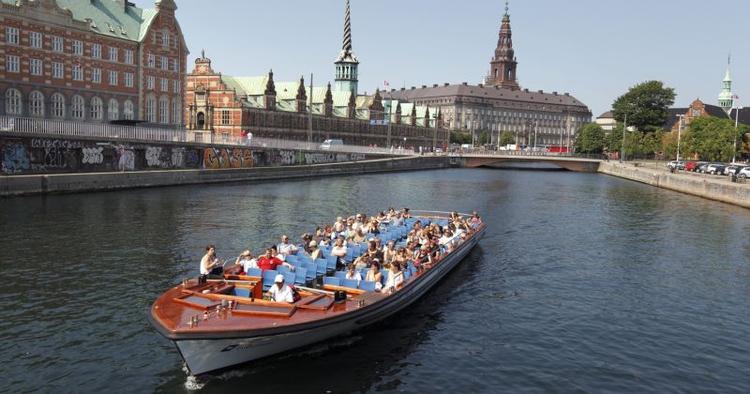 Sejlads. Københavns kanalrundfarter er berømte, men er der andre storbyer i verden, der også byder på gode sejloplevelser? 