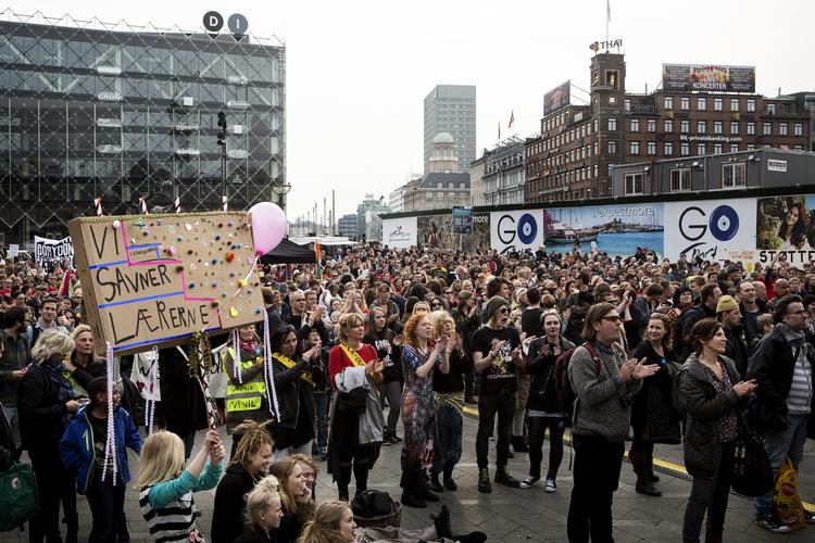 PROTEST. Lockoutede lærere og elever har været på barrikaderne siden konflikten mellem Danmarks Lærerforening og kommunerne brød ud. 