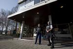 Trussel. Flere hollandske skoler er i dag udstyret med bevæbnede vagter efter trusler på nettet. 