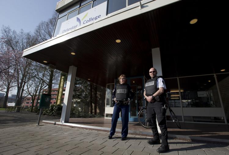 Trussel. Flere hollandske skoler er i dag udstyret med bevæbnede vagter efter trusler på nettet. 