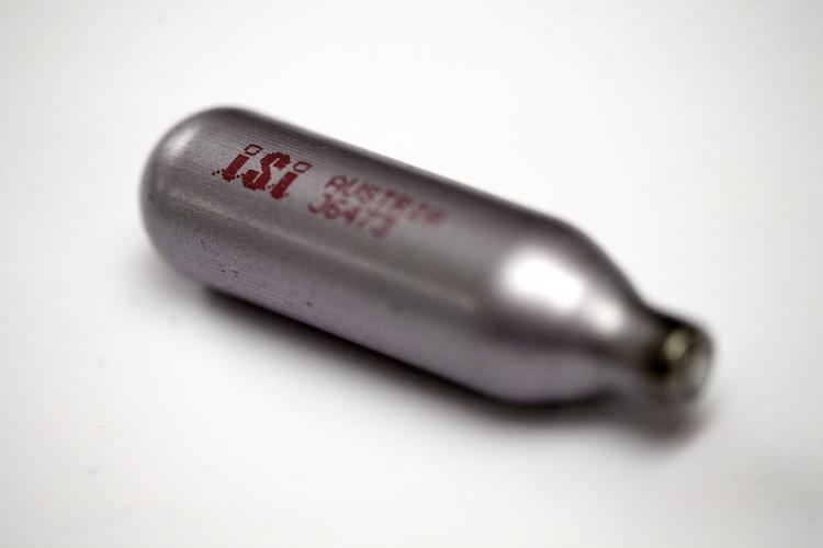 GRINEFLIP. Det er lattergaspatroner som denne, som flere barer og natklubber i København sælger til deres gæster. 