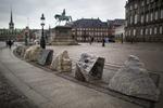 KAMPSTENENE på billedet er placeret foran Christianborg Slotsplads. Placeringen af dem er en del af en større plan, som skal terrorsikre Christiansborg. 
