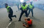 Fighter. Denne ældre mand, Bill Iffrig på 78 år, blev blæst omkuld af trykket fra den ene bombe ved Boston Marathon. Han er blevet symbolet på, at Boston ikke giver sig så let. Iffrig rejste sig nemlig op og luntede de sidste meter i mål. 