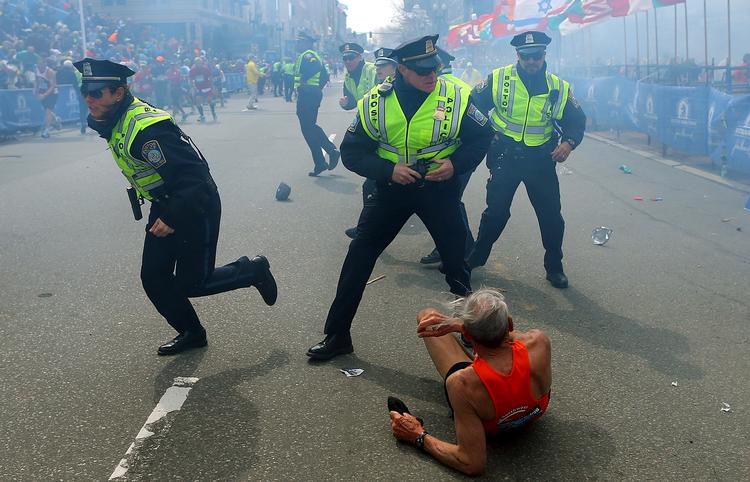 Fighter. Denne ældre mand, Bill Iffrig på 78 år, blev blæst omkuld af trykket fra den ene bombe ved Boston Marathon. Han er blevet symbolet på, at Boston ikke giver sig så let. Iffrig rejste sig nemlig op og luntede de sidste meter i mål. 