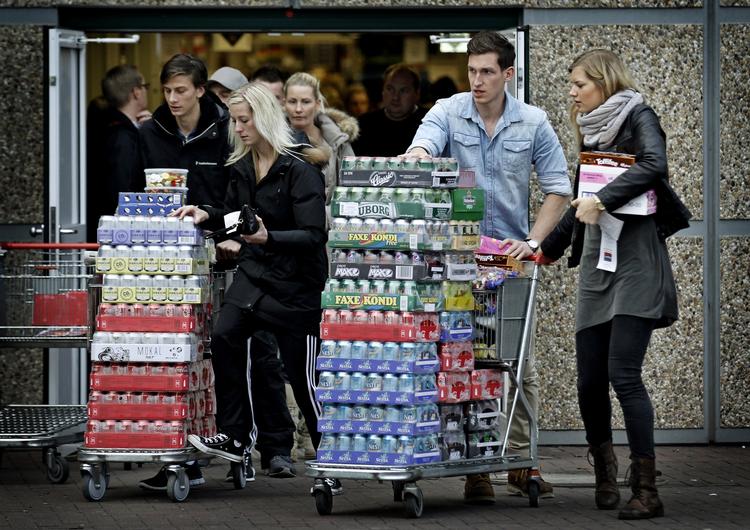 Formålet med fjernelsen af afgifter på sukkerholdig sodavand er at få færre danskere til at krydse grænsen for at købe ind. 
