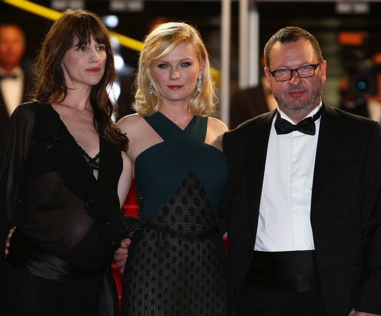 2011. Lars von Trier ankommer sammen med skuespillerne Charlotte Gainsbourg og Kirsten Dunst til fremvisningen af  'Melancholia' i Cannes. Senere blev den danske filminstruktør bedt om at forlade festivalen. 