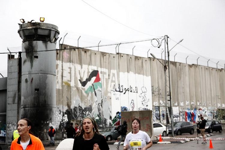 FRIHED. Løbet gik blandt andet forbi muren, der omkranser Jerusalem. Som et levende symbol på alles ret til at bevæge sig frit. 