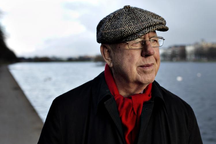 Overjeg. Rifbjerg veksler mellem kvinder og mænd som fortællere, men de styres af et overjeg, der rummer begge dele og vil fortælle noget om livet, kønnet og døden. 