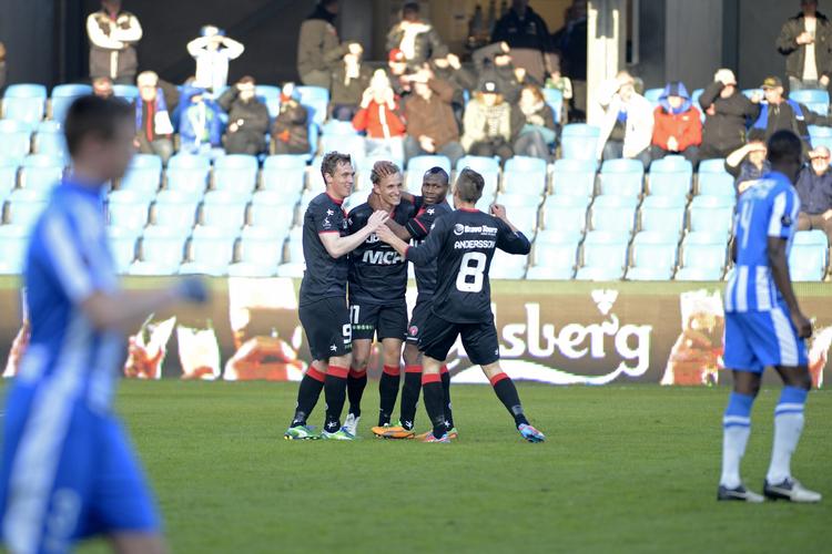 Kasse. Danny Olsen fra det midtjyske bliver hyldet efter en drømmescoring i det 22. minut. 