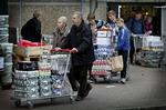 Grænsehandel. Det får ingen effekt for priserne i Fleggaards butikker, at de danske politikere i går blev enige om at sænke afgifterne på øl og sodavand herhjemme. Det siger Fleggaards direktør, Mike Simonsen. 