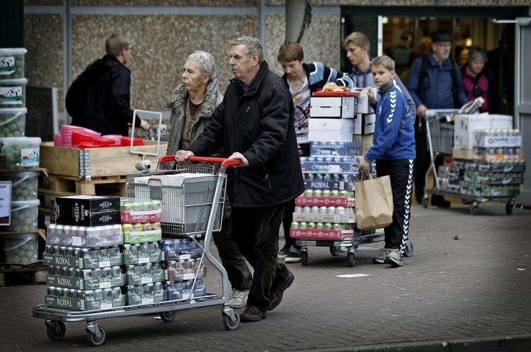 Grænsehandel. Det får ingen effekt for priserne i Fleggaards butikker, at de danske politikere i går blev enige om at sænke afgifterne på øl og sodavand herhjemme. Det siger Fleggaards direktør, Mike Simonsen. 