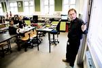 Spareiver. På voksenuddannelsescentret KVUC i København er der blevet annonceret besparelser, efter at lærernes overenskomstforhandlinger mundede ud i lønstigninger. En af dem, der nu skal  løbe hurtigere, er Jørgen Rasbo, der her underviser i kemi A i sin GSX-klasse. 