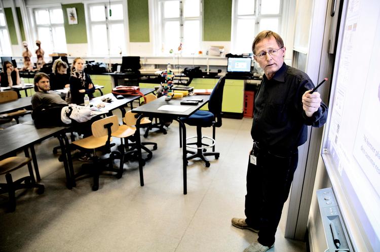 Spareiver. På voksenuddannelsescentret KVUC i København er der blevet annonceret besparelser, efter at lærernes overenskomstforhandlinger mundede ud i lønstigninger. En af dem, der nu skal  løbe hurtigere, er Jørgen Rasbo, der her underviser i kemi A i sin GSX-klasse. 