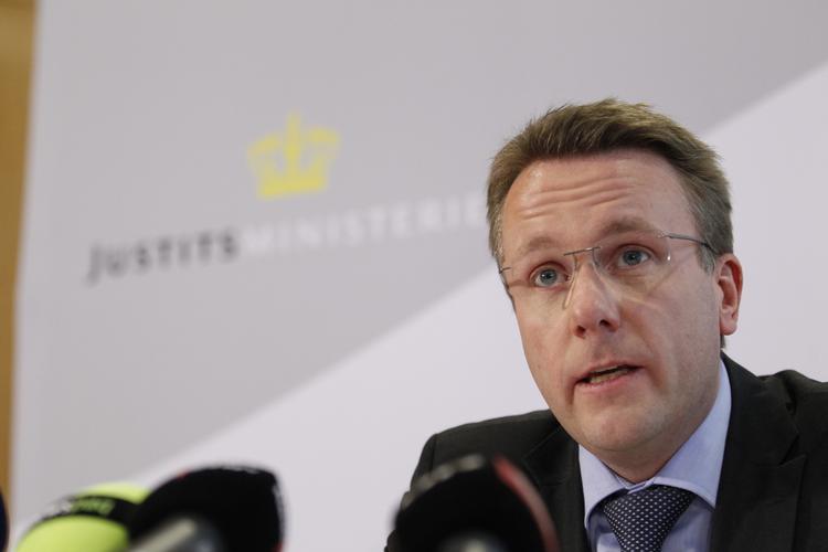 Opholdstilladelse. Det er Justitsministeriet, der behandler ansøgninger om humanitær opholdstilladelse, og justitsminister Morten Bødskov (S) forsikrer, at sagerne bliver behandlet »helt efter reglerne« 