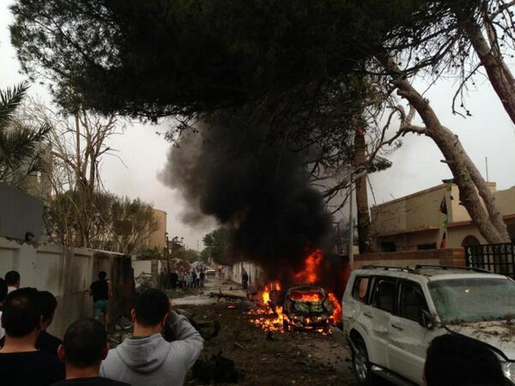 Flammer. Billede fra den franske ambassade i Tripoli, Libyen, taget af Twitter-brugeren 'Ehab'. Billedets autenticitet kan ikke bekræftes. Der er givet tilladelse til at bruge billedet. 