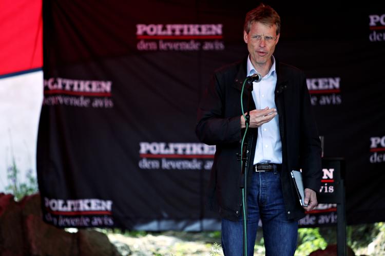 UENIG. Politikens chefredaktør, Bo Lidegaard, opfordrer sammen med otte kolleger Folketinget til at skrotte to paragrafændringer i offentlighedsloven. 