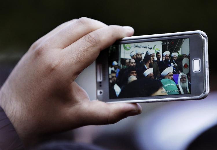 Smartphone. SMSer og smartphones med chatfunktioner har medført, at også  arabiske unge tager sig friheder med sproget. 