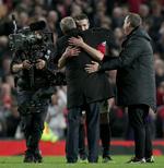 MESTRE. To hollændere og en skotte jubler over det engelske mesterskab; Alex Ferguson, Robin van Persie og Rene Meulensteen. 