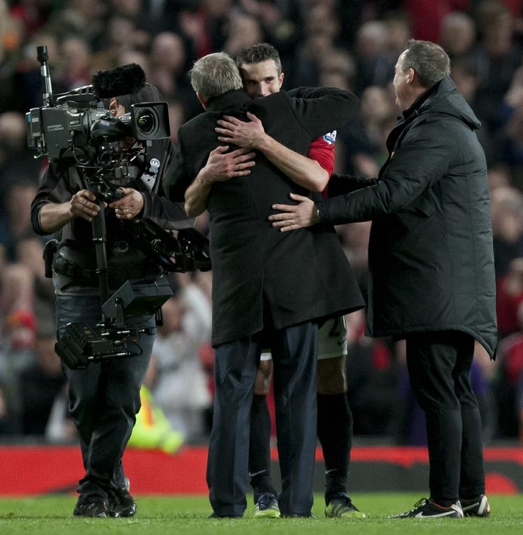 MESTRE. To hollændere og en skotte jubler over det engelske mesterskab; Alex Ferguson, Robin van Persie og Rene Meulensteen. 