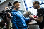 FORTRØSTNINGSFULD. Træningen i Dragør kører som planlagt, lover Mikkel Kesslers træner, Jimmy Momtoya (th.). 