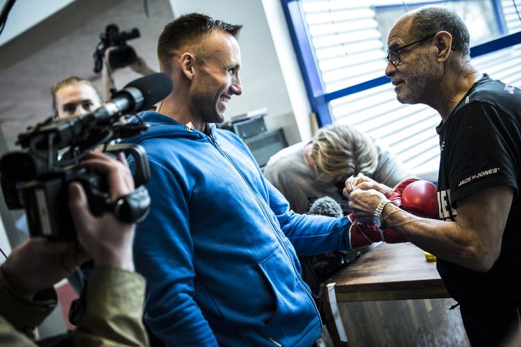 FORTRØSTNINGSFULD. Træningen i Dragør kører som planlagt, lover Mikkel Kesslers træner, Jimmy Momtoya (th.). 