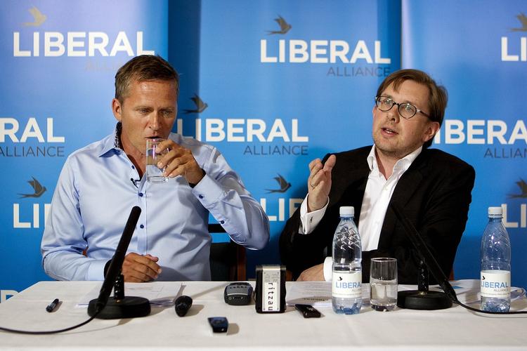 Ideologi. Under slogans som svensk skat og tysk løn, vil Liberal Alliance skrue op for privatisering af velfærd og trykke lønnen. Men der er en anden og bedre vej til stabilitet og økonomisk tryghed, skriver Peter Westermann (SF). 