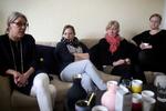 STRESS. I sofaen helt ude til venstre sidder Sanne Dam Weidick. Ved siden af hende sidder hendes lærerkollegaer. De er alle lockoutede, og en hverdag uden struktur og orden kan give stress. 