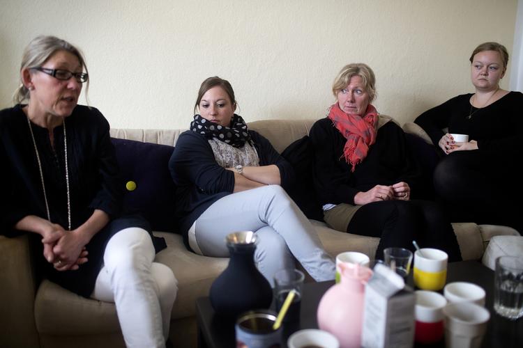 STRESS. I sofaen helt ude til venstre sidder Sanne Dam Weidick. Ved siden af hende sidder hendes lærerkollegaer. De er alle lockoutede, og en hverdag uden struktur og orden kan give stress. 