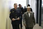 Terror. En respræstant fra Masjid el Noor-moskeen i Toronto sammen med Laporte fra det beredne politi på vej til pressemødet, hvor anholdelses blev uddybet. 