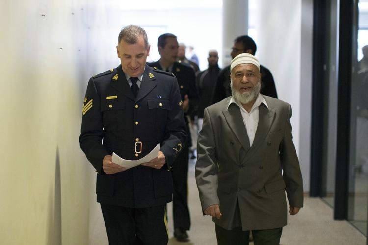 Terror. En respræstant fra Masjid el Noor-moskeen i Toronto sammen med Laporte fra det beredne politi på vej til pressemødet, hvor anholdelses blev uddybet. 